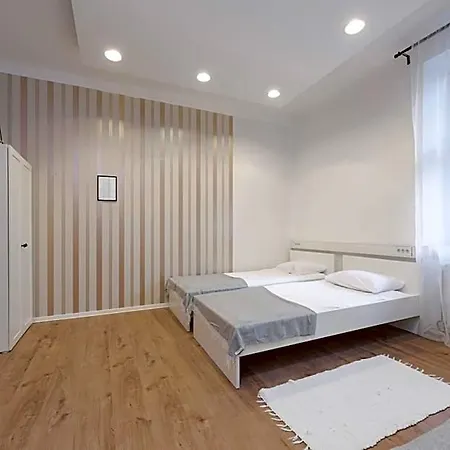 Royal Rooms*** Hotel
