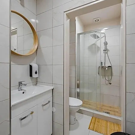 Royal Rooms*** Hotel